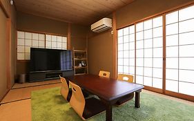 1日1組様限定の貸し切り民泊です間取り2Ldk無料駐車場1台分のみ有り全館完全禁煙です屋外喫煙所無し冬季12月1日から2月28日は駐車場使用不可能です